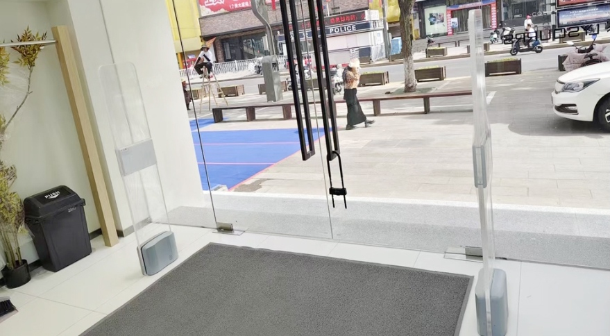 AM & RFID қос жиілігі: киім-кешек бөлшек сауда саласындағы саналы қауіпсіздік.